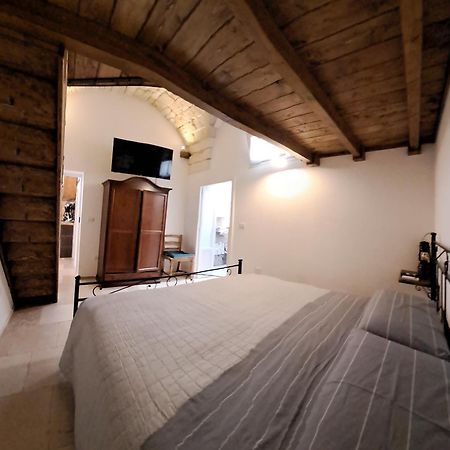 ホテル Petrakis House オストゥーニ エクステリア 写真